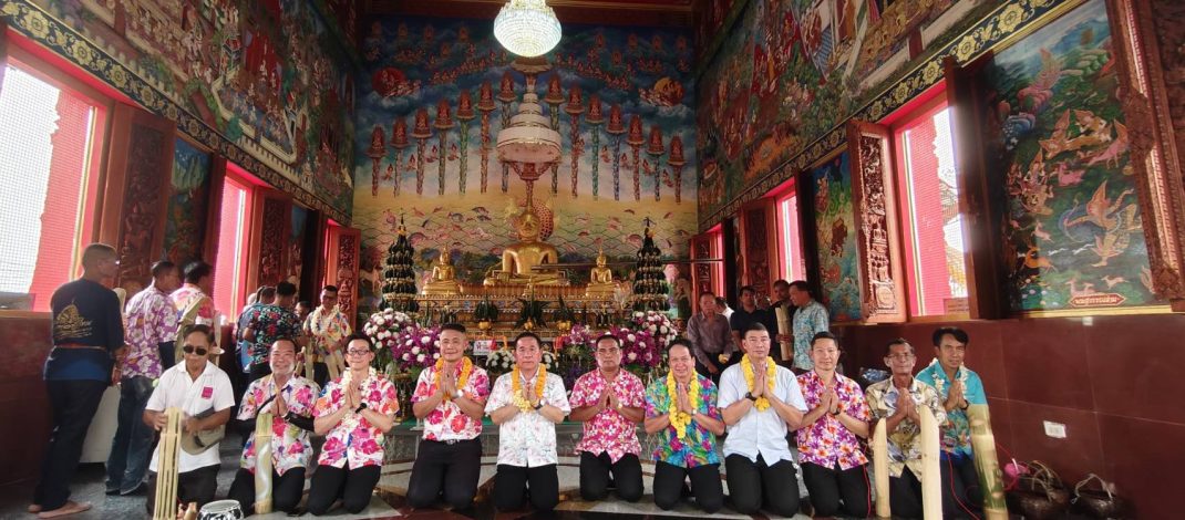 พุทธศาสนิกชนร่วมแห่น้ำจั้นศักดิ์สิทธิ์ทางบก เจริญพระพุทธมนต์ สรงน้ำขอพร “หลวงพ่อพระใหญ่” ปิดท้ายสงกรานต์บึงกาฬ