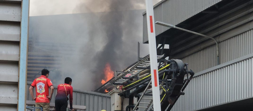 ระทึก! ไฟไหม้โรงงาน ในนิคมอุตสาหกรรมโรจนะ ได้ยินเสียงสัญญาณเตือนก่อนระเบิด เร่งระดมกำลังคุมเพลิง