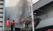 ระทึก! ไฟไหม้โรงงาน ในนิคมอุตสาหกรรมโรจนะ ได้ยินเสียงสัญญาณเตือนก่อนระเบิด เร่งระดมกำลังคุมเพลิง