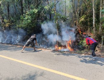 กาญจนบุรี – สภาพอากาศร้อนเกิดไฟป่าจำนวนมาก!!ผู้นำท้องถิ่นบ้านอีต่อง นำชาวบ้านเร่งช่วยดับไฟป่า
