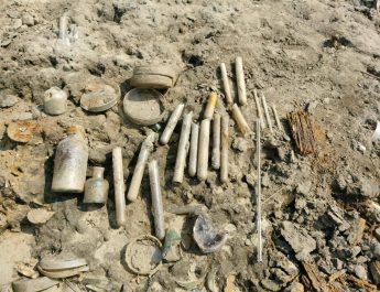 กาญจนบุรี – อุปกรณ์ทางการแพทย์จำนวนมากใกล้หลุมหลบภัย!! รถไฟสายมรณะสงครามโลกครั้งที่ 2 น้ำแห้งนาน ยิ่งเห็นอะไรโผล่อีกเพียบ พบอุปกรณ์ทางการแพทย์ อุโมงค์คูเลต หลุมหลบภัย