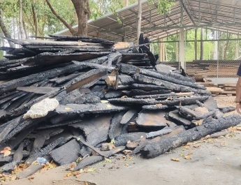 กาฬสินธุ์ ปกครองอำเภอห้วยผึ้งร่วมตำรวจลุยสอบเหตุไฟไหม้ศาลาวัด