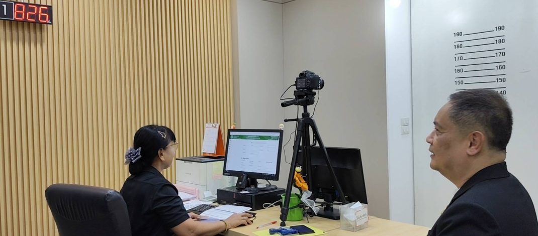 ผู้ว่าฯ ปทุมธานี รุดทำบัตรประชาชนใบใหม่ ก่อน “หลุดโฟกัส” เลขคิว 826