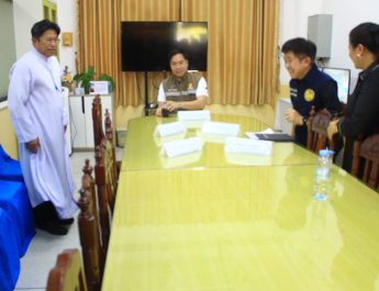 กาญจนบุรี – ชัดไฟเกิดจากมือคนจุด!! รัฐมนตรีกอล์ฟ ควงรัฐมนตรีช่วยเกษตรฯ จับมือ 3 กระทรวงแก้ปัญหาไฟป่าและหมอกควัน กอล์ฟย้ำว่าปีหน้าต้องไม่มีเกิดอีก เตรียมนำเงินเดือน ส.ส.มาติดกล้อง และนี่ไม่ใช่เกิดจากไฟป่า แต่เกิดจากฝีมือคนจุดเผา รับว่ากฎหมายโทษหนักแต่ทำไมไฟเกิดมากขึ้น