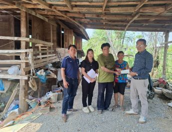 “นายกวิทยา กันกา” อบต.ป่าแดง พร้อมปลัด ลงพื้นที่มอบเงินช่วยเหลือผู้ประสบภัย