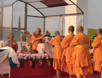 วัดพระธรรมกาย นั่งสมาธิภาวนา-ถวายมหาสังฆทาน 40,000 กว่าวัดทั่วไทยในวันคุ้มครองโลก และ วันคล้ายวันเกิด พระธัมมชโย หรือ อดีตพระเทพญาณมหามุนี (ไชยบูลย์ สุทธิผล) อดีตเจ้าอาวาสวัดพระธรรมกาย และผู้ร่วมก่อตั้งมูลนิธิธรรมกาย