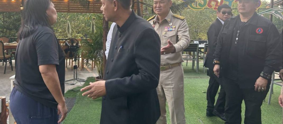 2 แกนนำชาวสวนมะพร้าว ฝ่าวงลัอม รปภ.ยื่นหนังสือนายกอนุทินสั่งหยุดนำเข้ามะพร้าวนอก