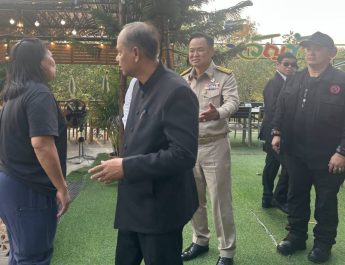 2 แกนนำชาวสวนมะพร้าว ฝ่าวงลัอม รปภ.ยื่นหนังสือนายกอนุทินสั่งหยุดนำเข้ามะพร้าวนอก