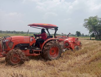 กาฬสินธุ์ สู้พิษเศรษฐกิจชาวนาอัดฟางข้าวตุนเสบียงสัตว์เลี้ยง พร้อมรวมสต๊อกส่งโรงไฟฟ้าชีวมวลหนุนรัฐส่งเสริมพลังงานสะอาดลดจ่ายสร้างรายได้