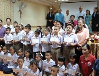 กาญจนบุรี – นาย นากาเซ่ ทาคาชิ อดีตล่ามนายทหารกองทัพญี่ปุ่น!! สมัยท่านมีชีวิตบินกลับมาเมืองไทยนับ 100 ครั้งตามหาร่างทหารญี่ปุ่น 400 นาย ทำการตัวเองฮาราคีรี ไม่พบถอดใจ ตั้งศาลามิตรภาพไทยญี่ปุ่น รวมถึงตั้งมูลนิธิสันติภาพแม่น้ำแคว ดูแลเด็กเรียนแต่ยากจน ถึงทุกวันนี้