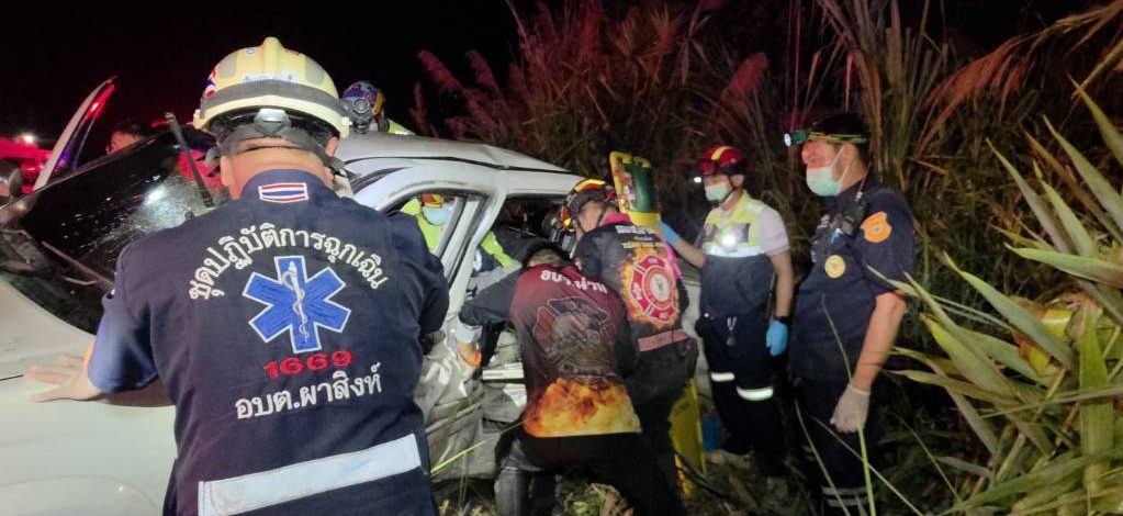 เตือนภัยผู้ใช้รถใช้ถนนช่วงฝนตกนาทีชีวิต เจ้าหน้าที่กู้ภัยเร่งช่วยเหลือชายติดภายในรถยนต์ หลังเกิดอุบัติเหตุรถยนต์ชนกัน บริเวณทางโค้งบ้านหาดปลาแห้ง–ผาขวาง ตำบลบ่อ อำเภอเมือง จังหวัดน่าน