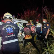 เตือนภัยผู้ใช้รถใช้ถนนช่วงฝนตกนาทีชีวิต เจ้าหน้าที่กู้ภัยเร่งช่วยเหลือชายติดภายในรถยนต์ หลังเกิดอุบัติเหตุรถยนต์ชนกัน บริเวณทางโค้งบ้านหาดปลาแห้ง–ผาขวาง ตำบลบ่อ อำเภอเมือง จังหวัดน่าน