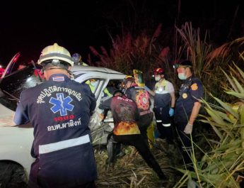 เตือนภัยผู้ใช้รถใช้ถนนช่วงฝนตกนาทีชีวิต เจ้าหน้าที่กู้ภัยเร่งช่วยเหลือชายติดภายในรถยนต์ หลังเกิดอุบัติเหตุรถยนต์ชนกัน บริเวณทางโค้งบ้านหาดปลาแห้ง–ผาขวาง ตำบลบ่อ อำเภอเมือง จังหวัดน่าน
