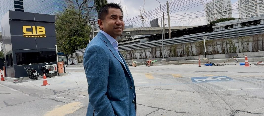 ’บิ๊กโจ๊ก‘ พร้อมทนายเข้า พงส.กองปราบฯ ตามหมายเรียกที่ถูกอดีตลูกน้องกล่าวหาทำร้ายร่างกาย