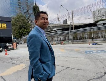 ’บิ๊กโจ๊ก‘ พร้อมทนายเข้า พงส.กองปราบฯ ตามหมายเรียกที่ถูกอดีตลูกน้องกล่าวหาทำร้ายร่างกาย