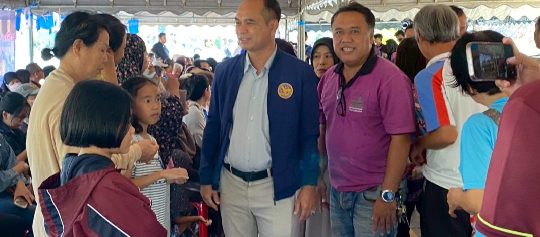 เบตง / ประชาชนแห่ซื้อสินค้าธงฟ้า