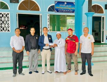 นายอำเภอเบตง ร่วมกิจกรรมทางศาสนา “เยี่ยมพระ วันพระ” พร้อมร่วมบริจาคเงินสมทบทุนในการซ่อมแซมอาคารมัสยิดอัสซุนนะฮ์ (บ้านกาแป๊ะฮูลู)