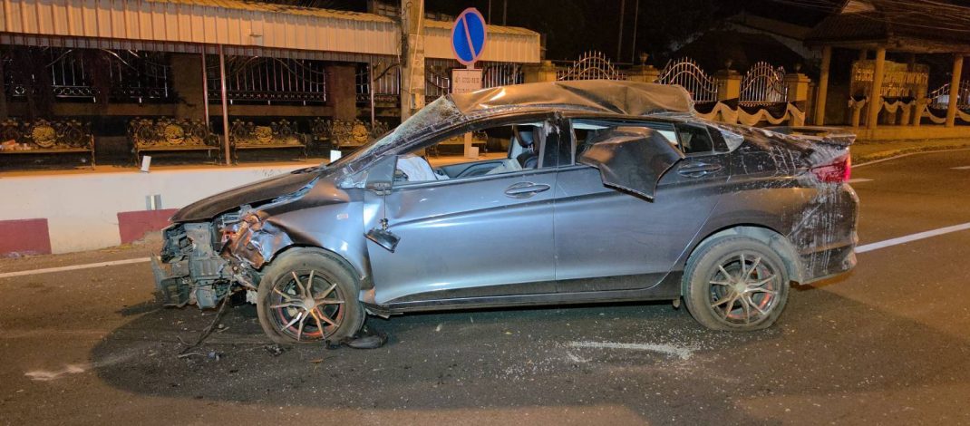 รถเก๋งเสียหลักพุ่งชนตอม่อสะพานลอยหน้ารร.ดังเมืองน่าน คนขับเจ็บ รอดหวุดหวิด