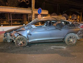 รถเก๋งเสียหลักพุ่งชนตอม่อสะพานลอยหน้ารร.ดังเมืองน่าน คนขับเจ็บ รอดหวุดหวิด