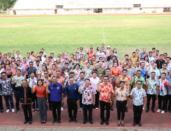 กาฬสินธุ์ สันนิบาตเทศบาลกาฬสินธุ์จัดกิจกรรมรดน้ำขอพรผู้ใหญ่-แข่งกีฬาเชื่อมความสัมพันธ์