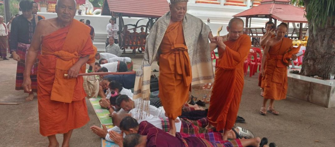 กาฬสินธุ์ คณะสงฆ์-ชาวบ้านร่วมสืบสานประเพณีโบราณ“ฮดสรง”เสริมสิริมงคล หลังสงกรานต์
