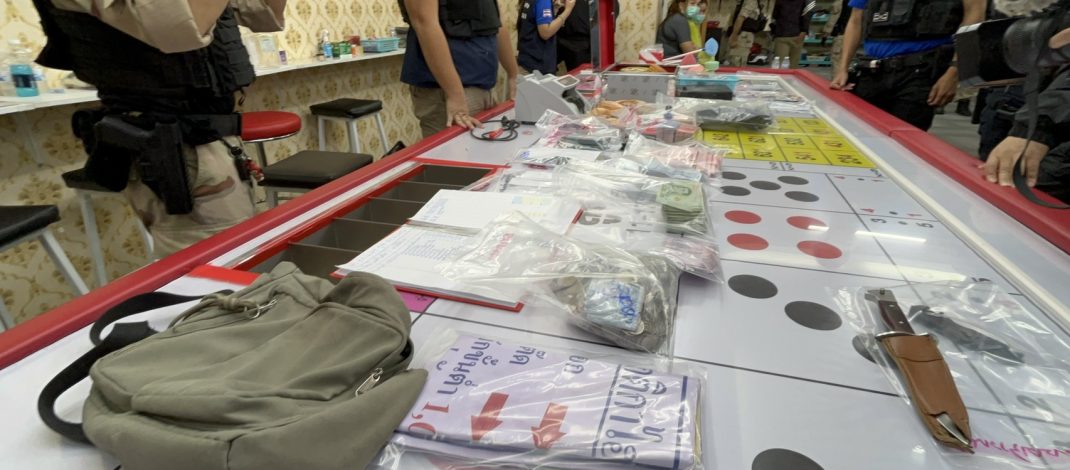 ปกครองบุกจับบ่อนกลางกรุง ได้นักพนันเพียบ!! พิกัดบ่อนหทัยราษฎร์ ได้นักพนัน ชาย 33 หญิง 30 รวม 63 ราย รายได้เงินกลาง 3 แสนกว่า ประเภทไฮโล ตู้ปลา ป๊อกเด้ง