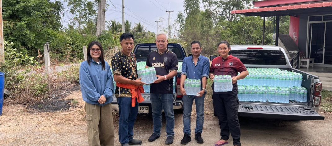 กาญจนบุรี – คนกาญจน์ไม่ทอดทิ้งกัน ทหาร นพค.เคียงคู่ประชาชน แล้งนี้ชาวทองผาภูมิ ไม่ขาดน้ำ! “นพค.11” นำกำลังพล ระดมส่งรถน้ำ 6,000 ลิตร ฝ่าวิกฤต “ห้วยเขย่ง” หลังชาวบ้านสุดระทม ขาดน้ำกินน้ำใช้