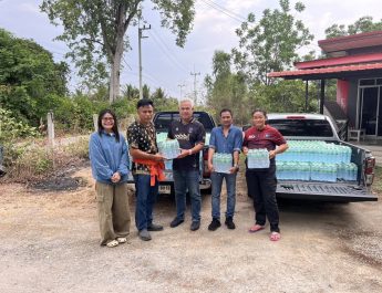 กาญจนบุรี – คนกาญจน์ไม่ทอดทิ้งกัน ทหาร นพค.เคียงคู่ประชาชน แล้งนี้ชาวทองผาภูมิ ไม่ขาดน้ำ! “นพค.11” นำกำลังพล ระดมส่งรถน้ำ 6,000 ลิตร ฝ่าวิกฤต “ห้วยเขย่ง” หลังชาวบ้านสุดระทม ขาดน้ำกินน้ำใช้