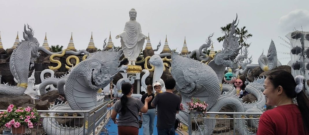 ปทุมธานี กุหลาบ 99 ดอกแก้บนท้าวเวสฯลูกชายสอบเข้ามหาลัยดัง ให้โชค 3 งวดติดการงานเจริญรุ่งเรือง