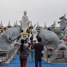 ปทุมธานี กุหลาบ 99 ดอกแก้บนท้าวเวสฯลูกชายสอบเข้ามหาลัยดัง ให้โชค 3 งวดติดการงานเจริญรุ่งเรือง