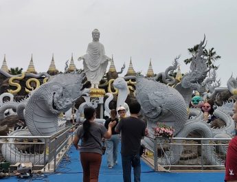 ปทุมธานี กุหลาบ 99 ดอกแก้บนท้าวเวสฯลูกชายสอบเข้ามหาลัยดัง ให้โชค 3 งวดติดการงานเจริญรุ่งเรือง
