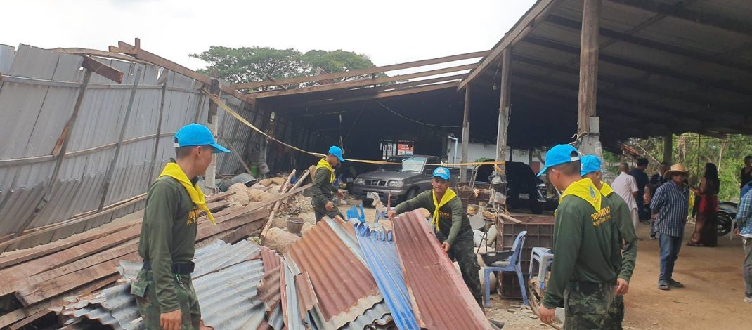 ลพบุรี พายุฤดูร้อนพัดกระหน่ำบ้านเรือนประชาชนได้รับความเสียหาย 3 อำเภอ 14 หมู่บ้าน