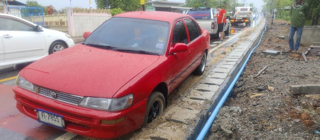 นครนายก – ป้าโวยขับรถเสียหลักเข้าข้างทางติดหล่ม เพราะถนนยุบ