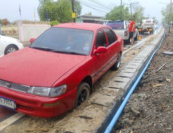 นครนายก – ป้าโวยขับรถเสียหลักเข้าข้างทางติดหล่ม เพราะถนนยุบ