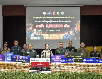 สกลนคร ระทึกกลางดึก จนท.เปิดปฏิบัติการไล่ล่ากระบะขนยาบ้ายึด 2.8 ล้านเม็ด