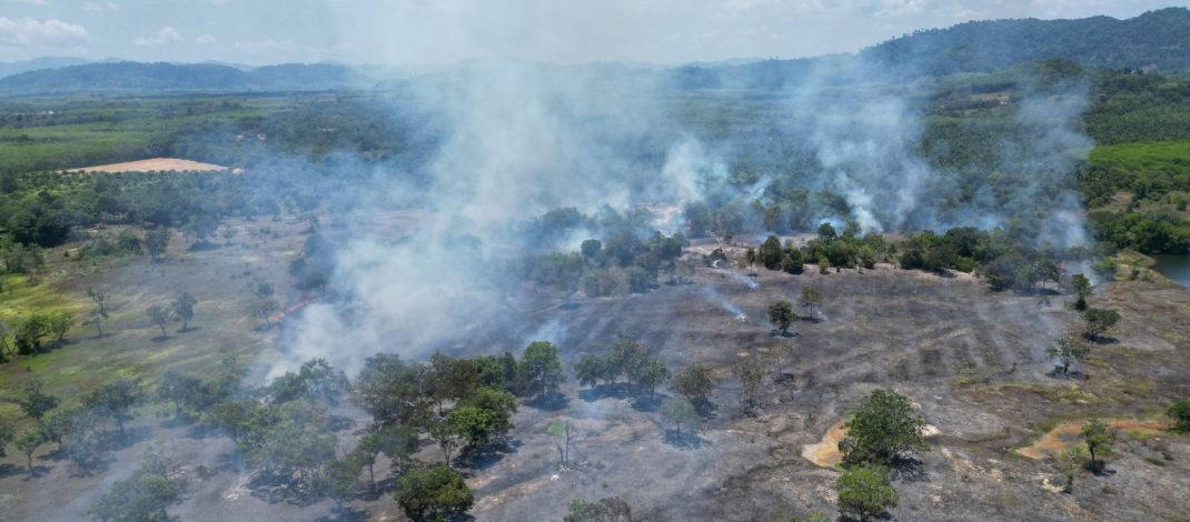 พังงา เจ้าหน้าที่ดับเพลิงเข้าฉีดน้ำสกัดเพลิงที่กำลังลุกไหม้ที่ดินรกร้างของเอกชนนับ 100 ไร่ไม่ให้ลุกลามถึงบ้านเรือนประชาชนและโรงแรมบริเวณใกล้เคียง