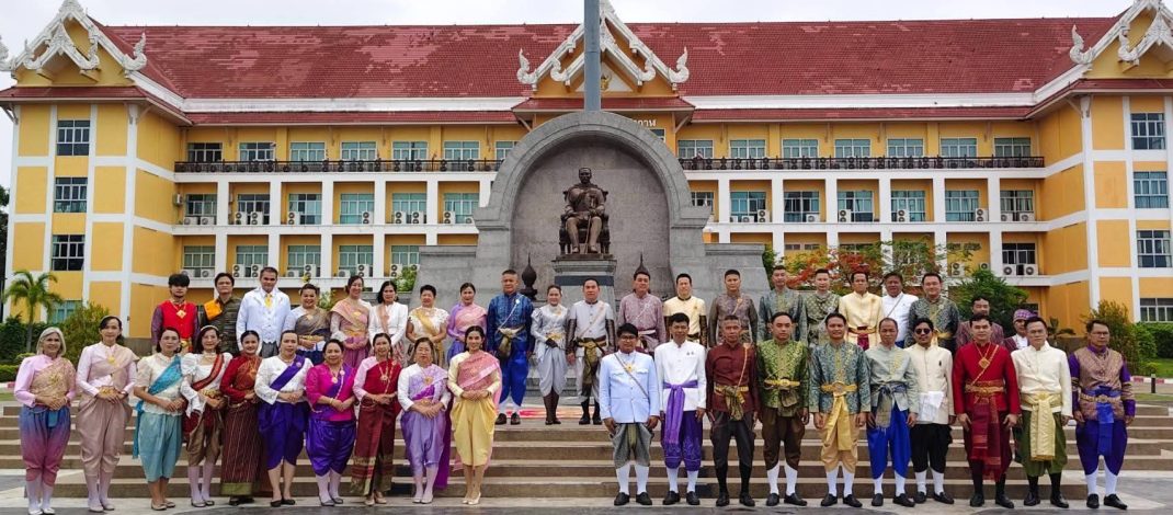 จึ้งนะออเจ้า! ศาลากลางบึงกาฬคึกคัก ผู้ว่าฯ นำข้าราชการแต่งชุดไทย ถวายบังคมก่อนประชุมกรมการจังหวัด