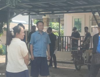 ประชาชนมาก่อน ! “นายกเงิน” นำทีม ผู้บริหาร ส.อบตฯ ร่วมสำรวจความเสียหาย พายุถล่มชาวบ้าน