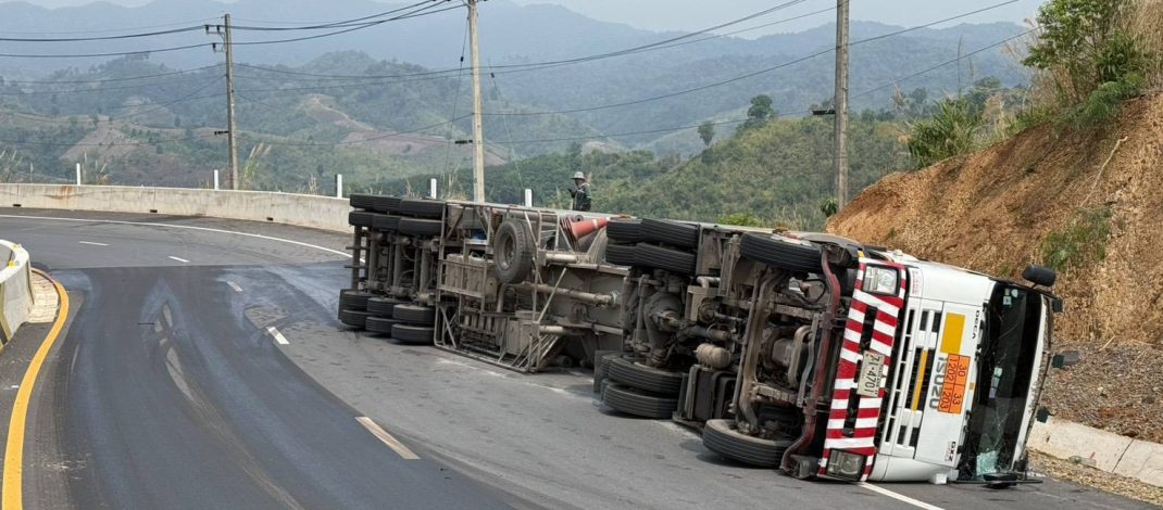รถบรรทุกน้ำมัน 40,000 ลิตร พลิกคว่ำ ส่ง สปป.ลาว เกิดน้ำมันรั่วไหล 6,000 ลิตร