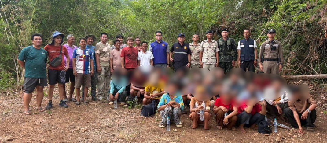 กาญจนบุรี – ร้อนแค่ไหนทหารไทยใจยังสู้! … ทหารชุด ฉก.ลาดหญ้า/ร.29 ลาดตระเวนชายแดน รวบต่างด้าวเถื่อนกลางป่า 19 ชีวิต