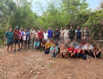 กาญจนบุรี – ร้อนแค่ไหนทหารไทยใจยังสู้! … ทหารชุด ฉก.ลาดหญ้า/ร.29 ลาดตระเวนชายแดน รวบต่างด้าวเถื่อนกลางป่า 19 ชีวิต