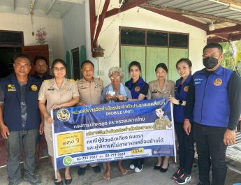 นายอำเภอนครชัยศรี นำทีมปลัด ฝ่ายทะเบียนฯ ส่วนราชการลงเรือ ลุยสวน ทำบัตรประชาชนประจำตัวกลุ่มเปราะบาง ถึงบ้านสวน