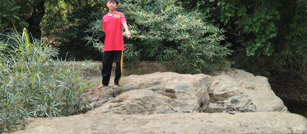 กาญจนบุรี – โผล่อีกบ่อซีเมนต์คาดว่าเป็นบ่ออาบน้ำของทหารโกโบริ สมัยสงครามโลกครั้งที่ 2 พบที่บริเวณริมแม่น้ำซองกาเรีย