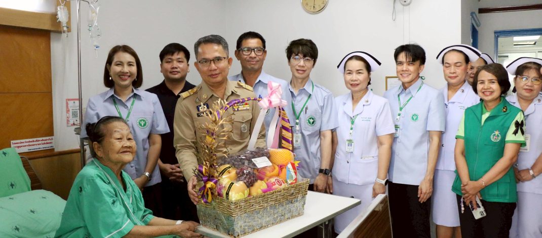 กาฬสินธุ์ กำลังใจล้นหลาม พ่อเมืองกาฬสินธุ์นำส่วนราชการเข้าเยี่ยมแม่คำสอน ศิลปินแห่งชาติ เผยข่าวดีอีก 2 วันออกโรงพยาบาล