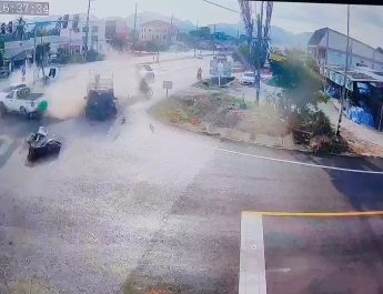 พังงา ระทึก!!! กระบะเบรกไม่อยู่พุ่งชนรถติดไฟแดง 6 คันรวด กลางแยกหน้าอำเภอทับปุด บาดเจ็บระนาว