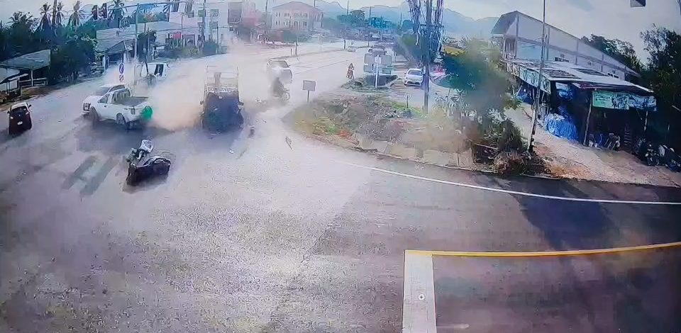 พังงา ระทึก!!! กระบะเบรกไม่อยู่พุ่งชนรถติดไฟแดง 6 คันรวด กลางแยกหน้าอำเภอทับปุด บาดเจ็บระนาว