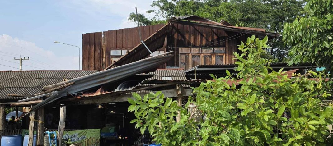 ชัยภูมิ!!!พายุฤดูร้อนพัดถล่ม 2 อำเภอ เทพสถิต และ บำเหน็จณรงค์ จ.ชัยภูมิ บ้านพังเสียหายหลายสิบหลังคาเรือน นอกจากนี้สวนทุเรียนของเกษตรกรที่กำลังจะได้เก็บขายสู่ท้องตลาด ยังถูกแรงลมพัดร่วงหล่นได้รับความเสียหายหนัก