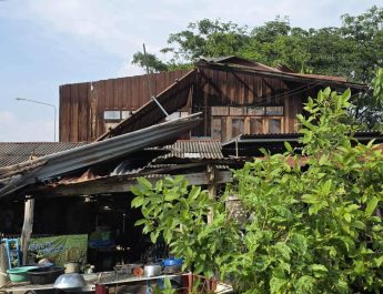 ชัยภูมิ!!!พายุฤดูร้อนพัดถล่ม 2 อำเภอ เทพสถิต และ บำเหน็จณรงค์ จ.ชัยภูมิ บ้านพังเสียหายหลายสิบหลังคาเรือน นอกจากนี้สวนทุเรียนของเกษตรกรที่กำลังจะได้เก็บขายสู่ท้องตลาด ยังถูกแรงลมพัดร่วงหล่นได้รับความเสียหายหนัก