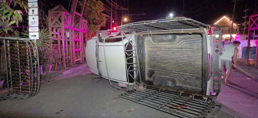 กระบะชนสนั่นกลางสี่แยกไฟแดงวัดศรีพันต้น รถพลิกคว่ำยับ คนขับยืนยันไฟเขียวทั้งคู่