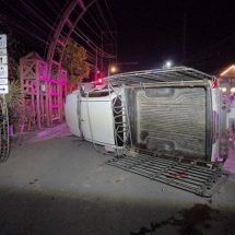 กระบะชนสนั่นกลางสี่แยกไฟแดงวัดศรีพันต้น รถพลิกคว่ำยับ คนขับยืนยันไฟเขียวทั้งคู่